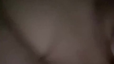 見事な美貌の美女が、オーラルセックスや胸を露わにするなど、露骨な性行為に及ぶ様子が映し出されています。彼女は非常に挑発的です china (7)