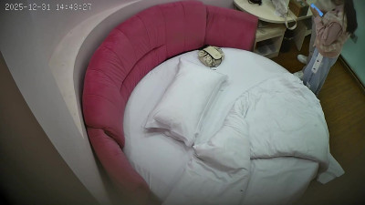 1-1 ホテルのセクシーな円形ベッドのHD隠し撮りが新たに流出しました❤️ 幼顔で巨乳の女の子がセクシーなメイド服に着替えて、彼氏に思う存分遊 china