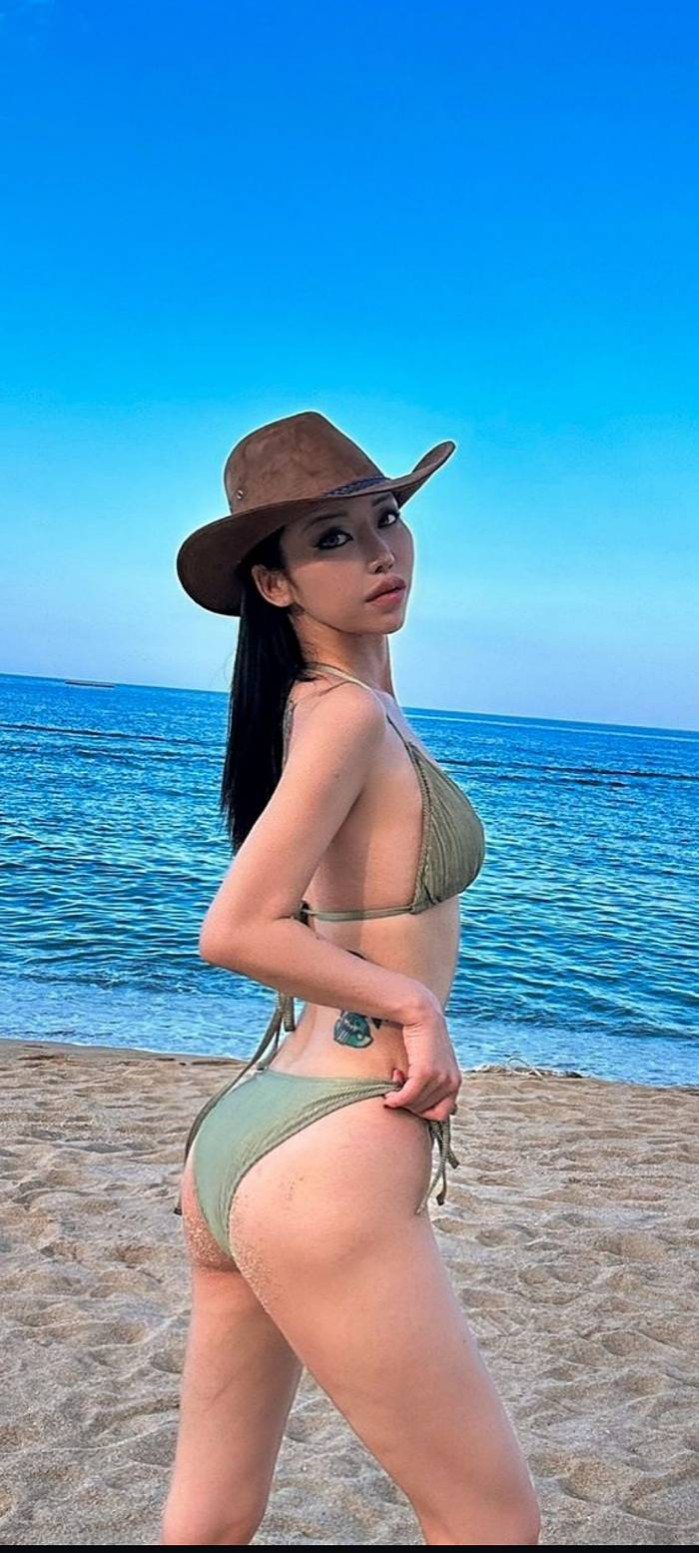 고성바다에서 비키니 모델