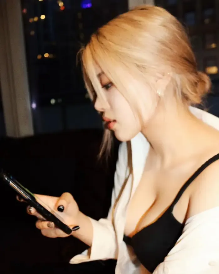 침대의 귀여운 란제리녀