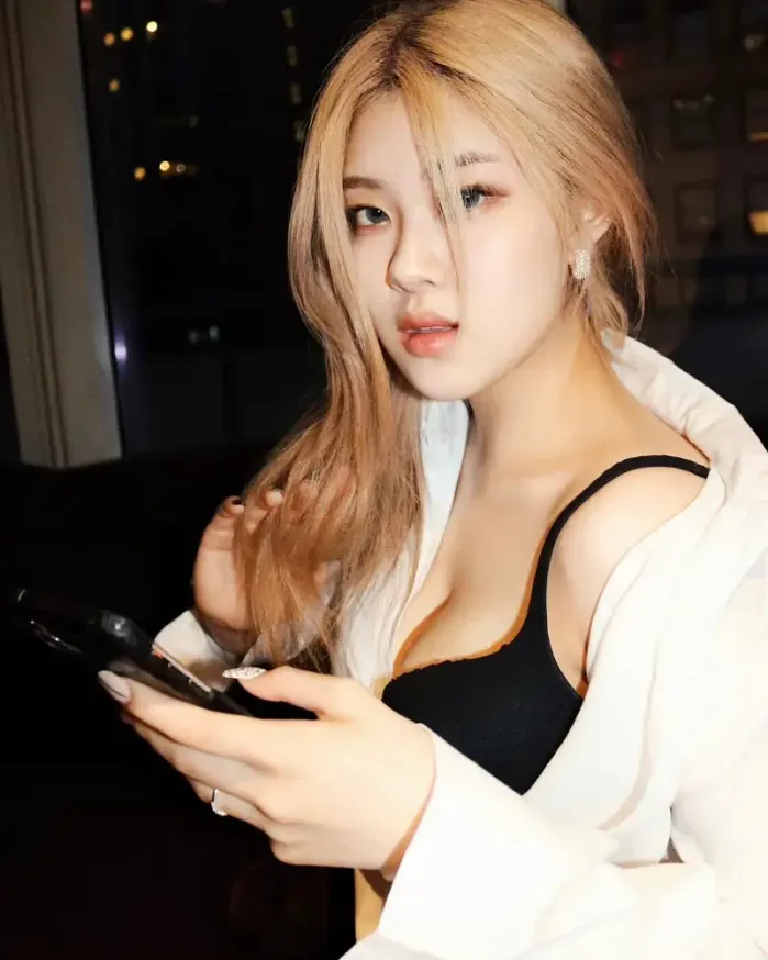 침대의 귀여운 란제리녀