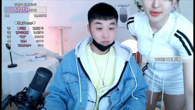 방송중인데 난입해서 만져달라는 남친     bj