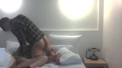 전투적인 자세로 뒤에서 똥꼬핥기